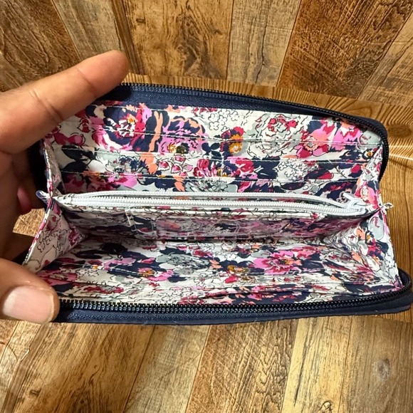 Vera Bradley Quilted Zip Around Wallet Navy Floral‎ Interior - Picture 4 of 5